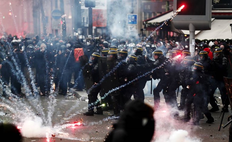 VIDEO Nasilje na ulicama Pariza, policija se sukobila s prosvjednicima